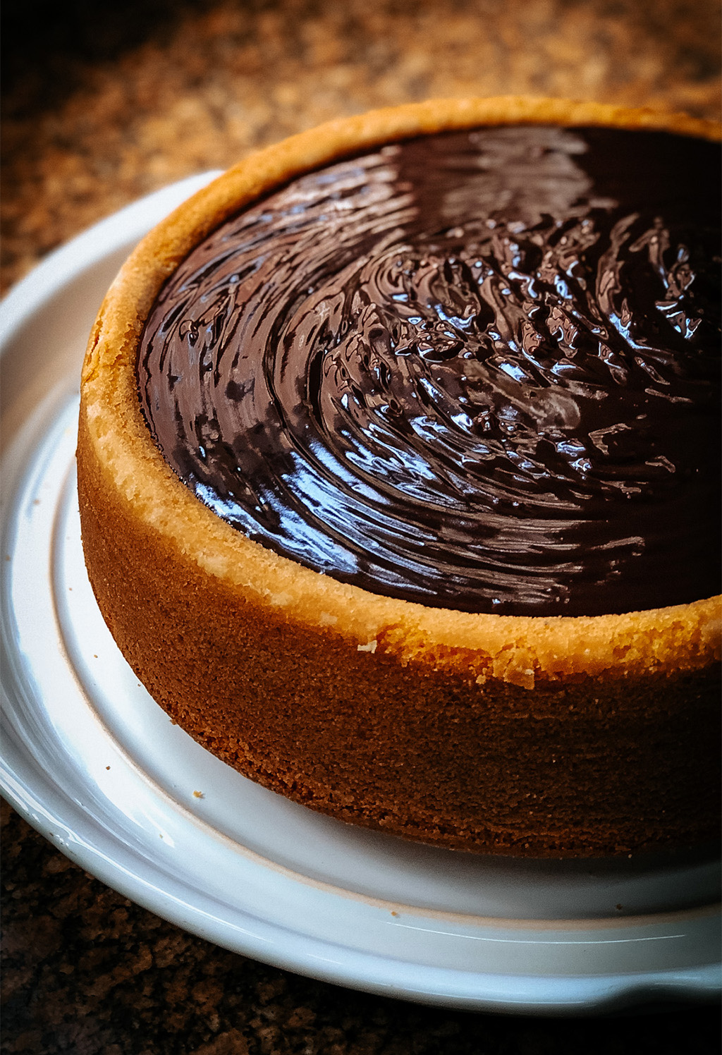 Aprenda como fazer o clássico Bolo de Cenoura com Cobertura de Chocolate -  Famintas