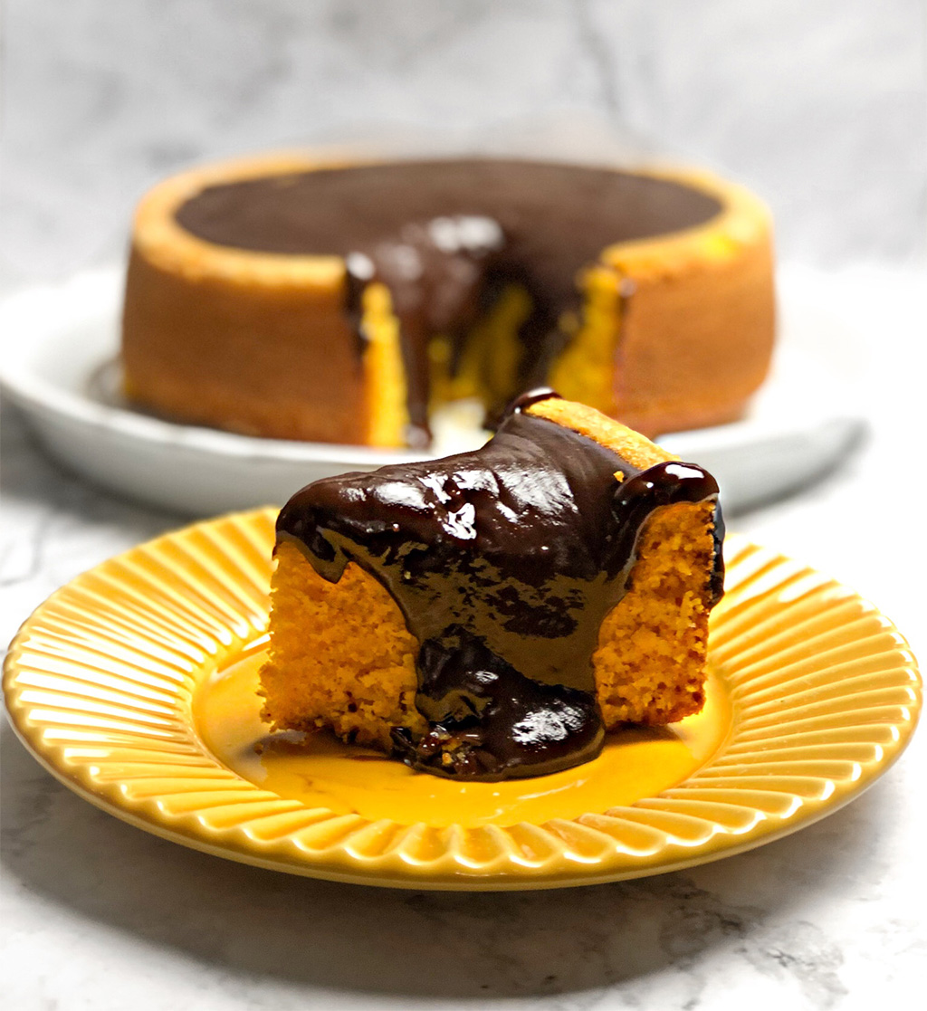 Aprenda como fazer o clássico Bolo de Cenoura com Cobertura de Chocolate -  Famintas